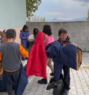 İhtiyaç Sahibi Çocuklara Mont